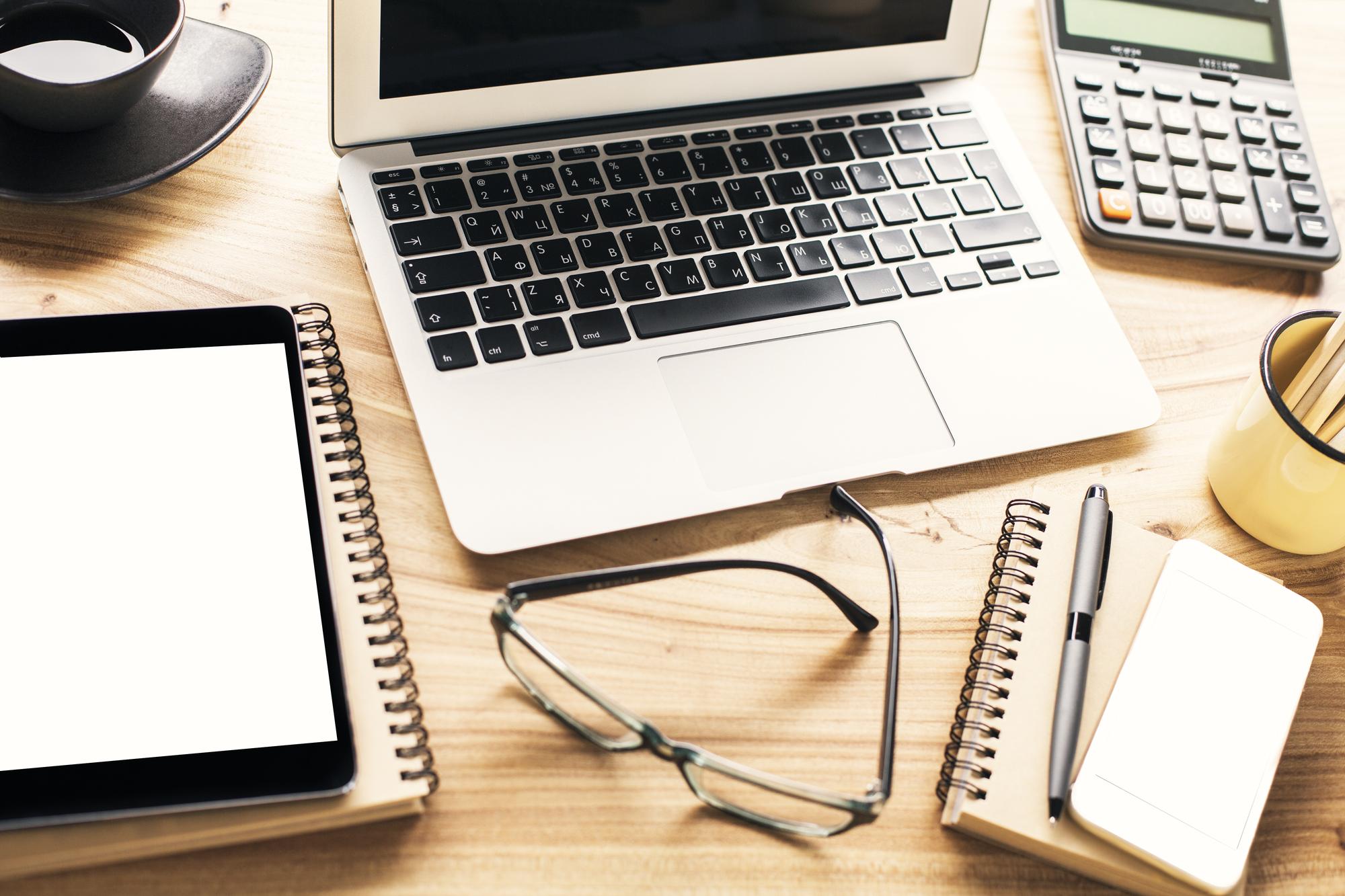 Arbeitsplatz mit Laptop und Finanzunterlagen